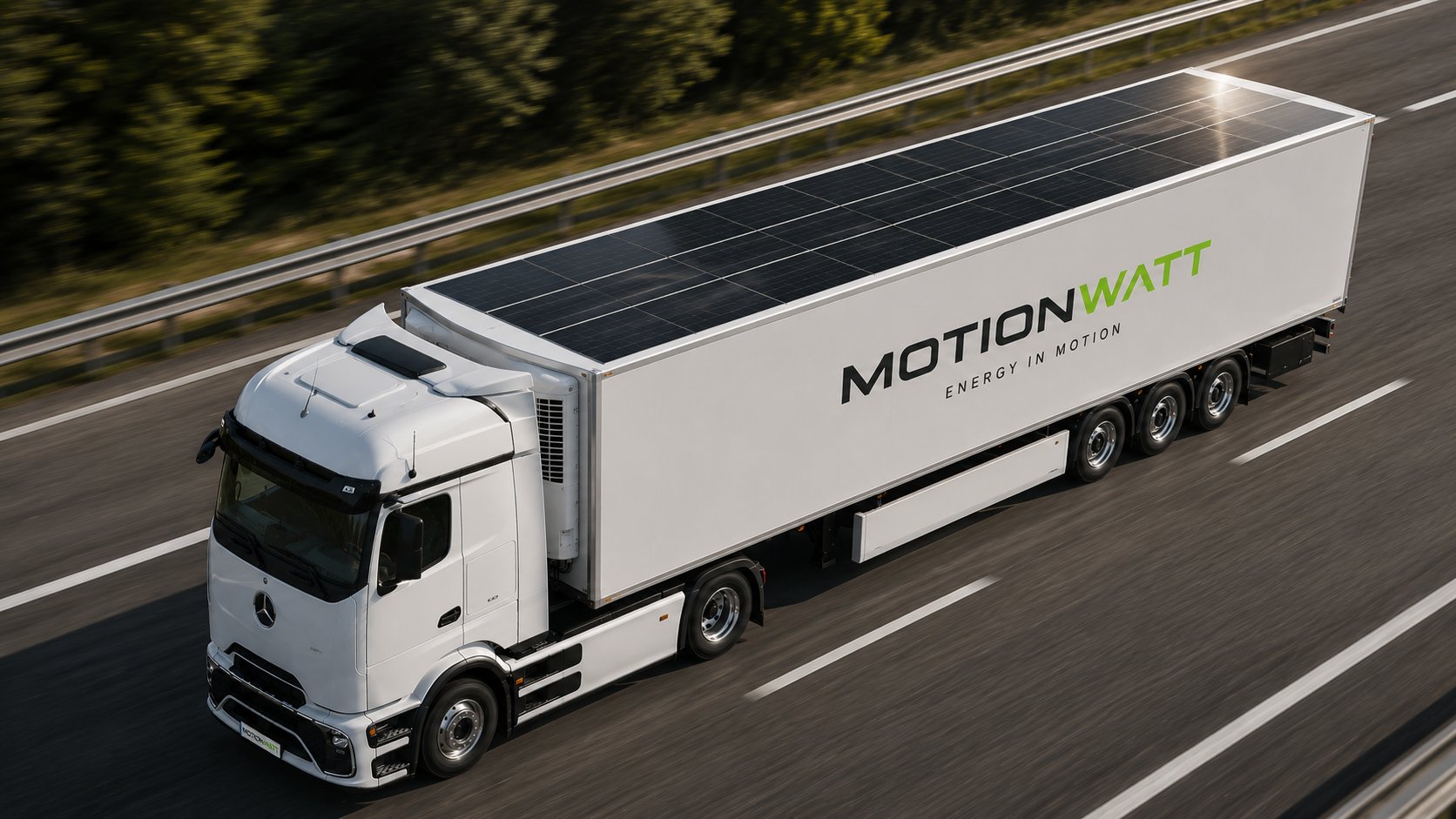 Moderner europäischer Sattelzug mit PV-belegtem Trailerdach auf der Autobahn
